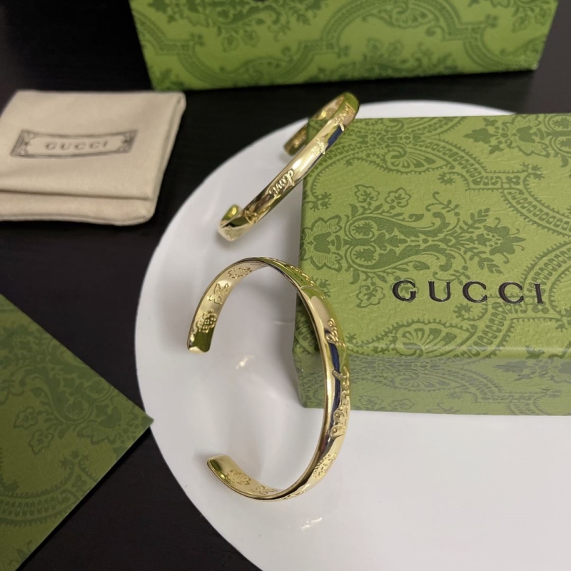 G*u*i bracelets